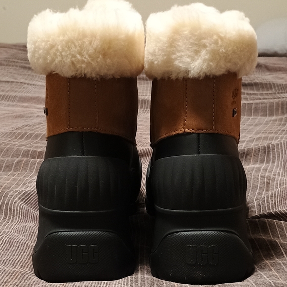 UGG Adiroam Hiker boot brown black women's size 9 - Picture 6 of 12